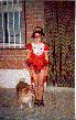 Raquel de la Torre Frutos en la puerta de su casa, junto a su perrita Glata, disfrazada de "insecto mariquita" para el concurso de disfraces